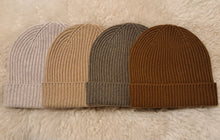 Load image into Gallery viewer, The Coastal beanie - merino wool/cashmere &quot;Tobacco&quot;
