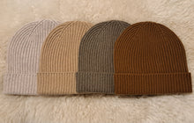 Load image into Gallery viewer, The Coastal beanie - merino wool/cashmere &quot;Sand&quot;
