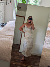 Load image into Gallery viewer, Mist ° luna silk charmeuse slip dress (size M)
